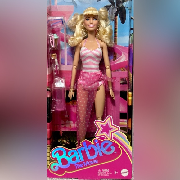 💎 BARBIE THE MOVIE DOLL STRIPED PINK SWIMSUIT ICONIC DRESS MARGOT ROBBIE 👛💄🌸